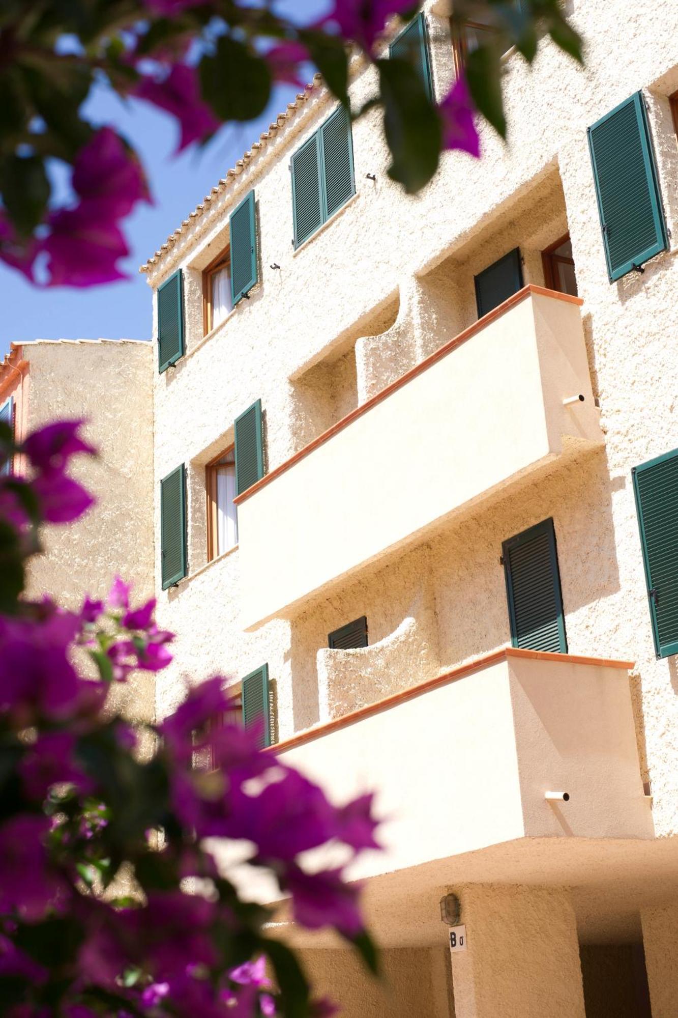Blu Baita La Maddalena  Luaran gambar